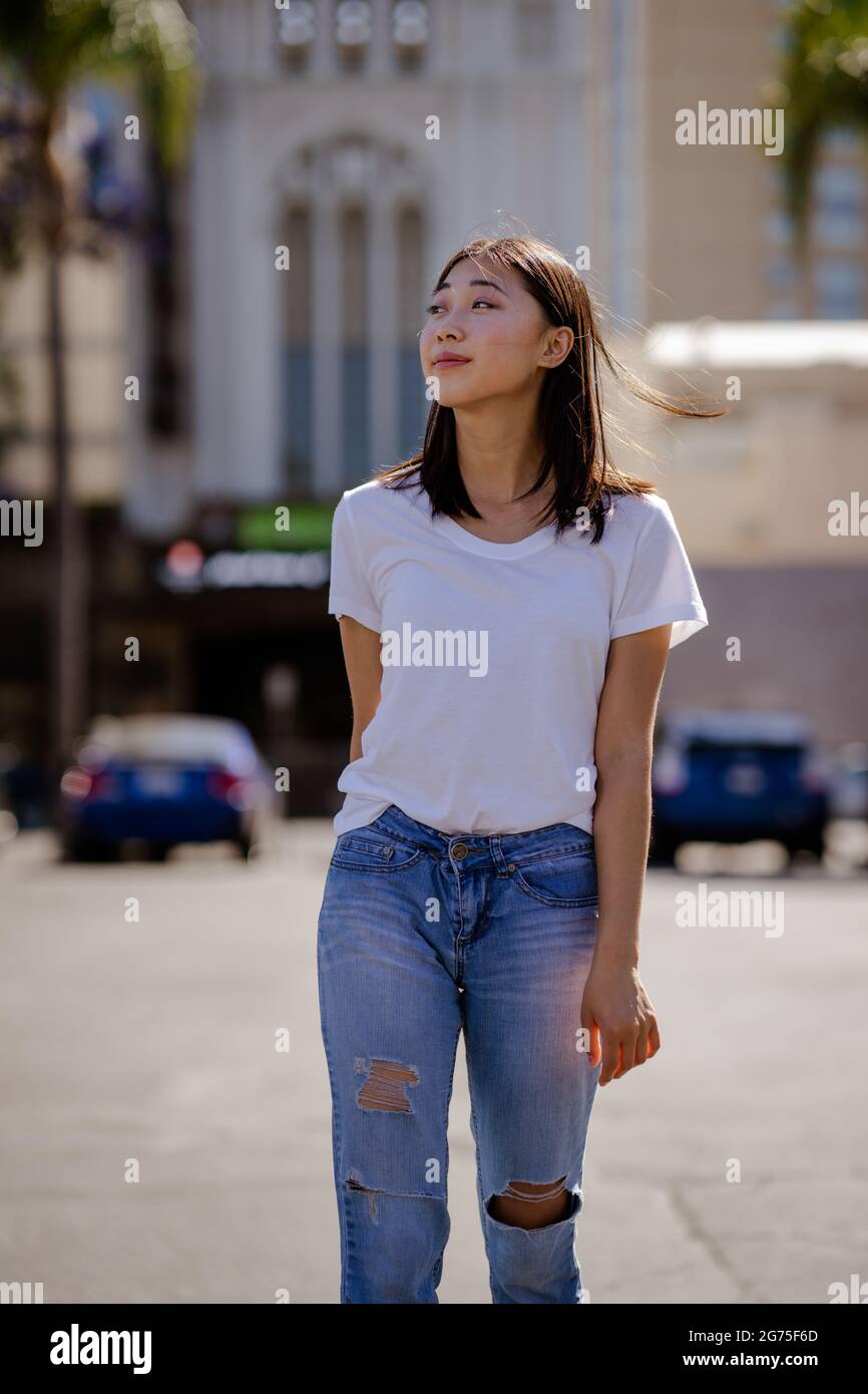 Ritratti di giovane donna asiatica a piedi in un parcheggio del centro Foto Stock