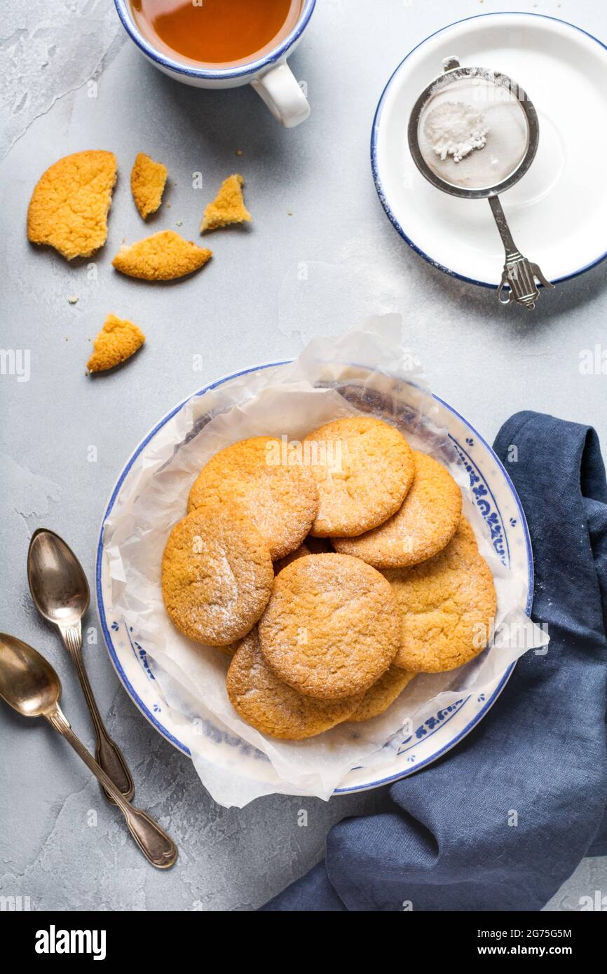 Biscotti tradizionali svedesi Dream o Drommar su un vecchio sfondo grigio vintage. Vista dall'alto Foto Stock