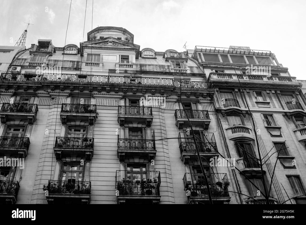 Cavi di inquinamento visivo sospesi in vecchi edifici Foto Stock
