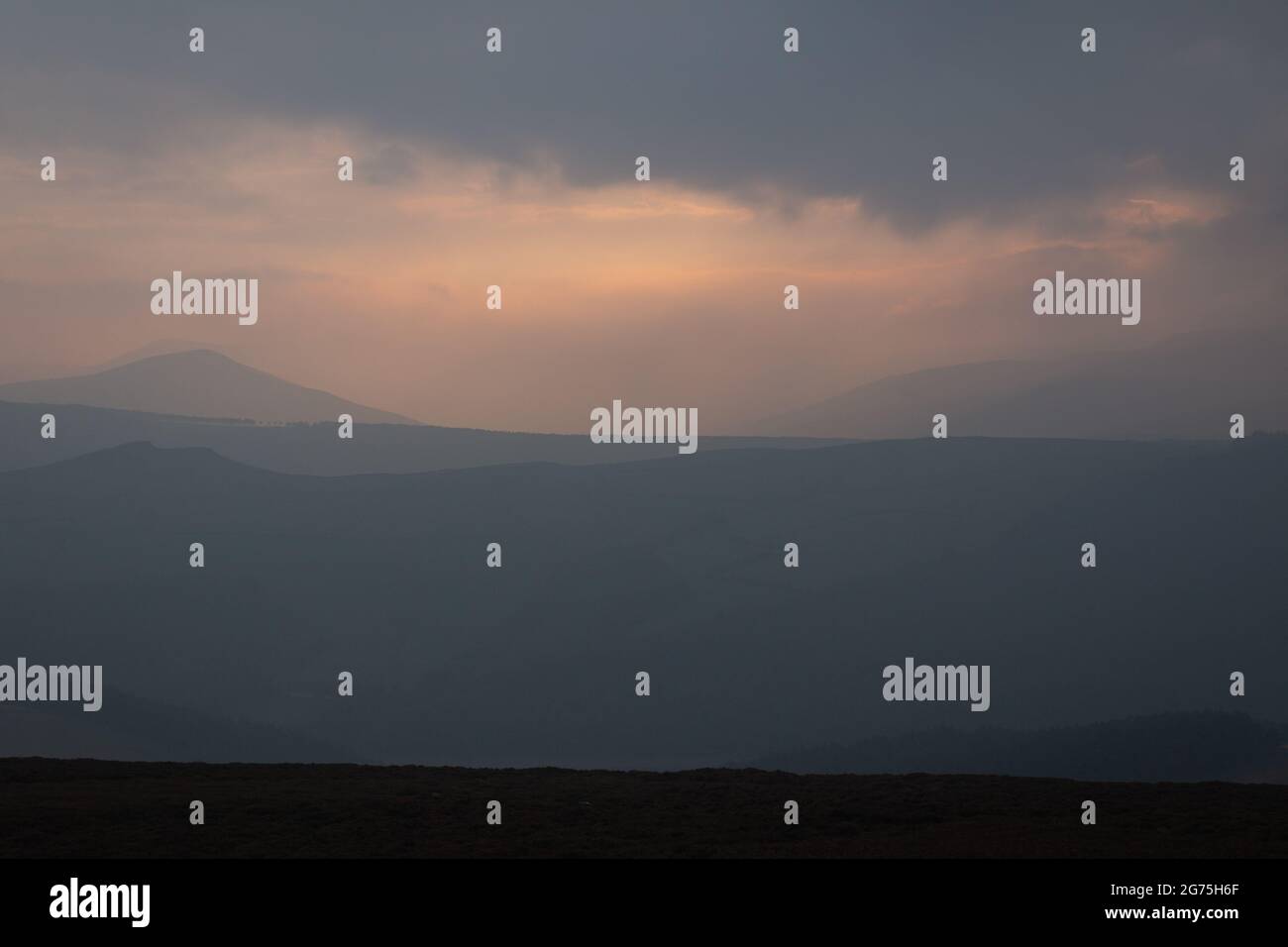 Magico tramonto foggoso alla riserva di Ladybower Water Reserve nel Peak District, Inghilterra, Regno Unito Foto Stock