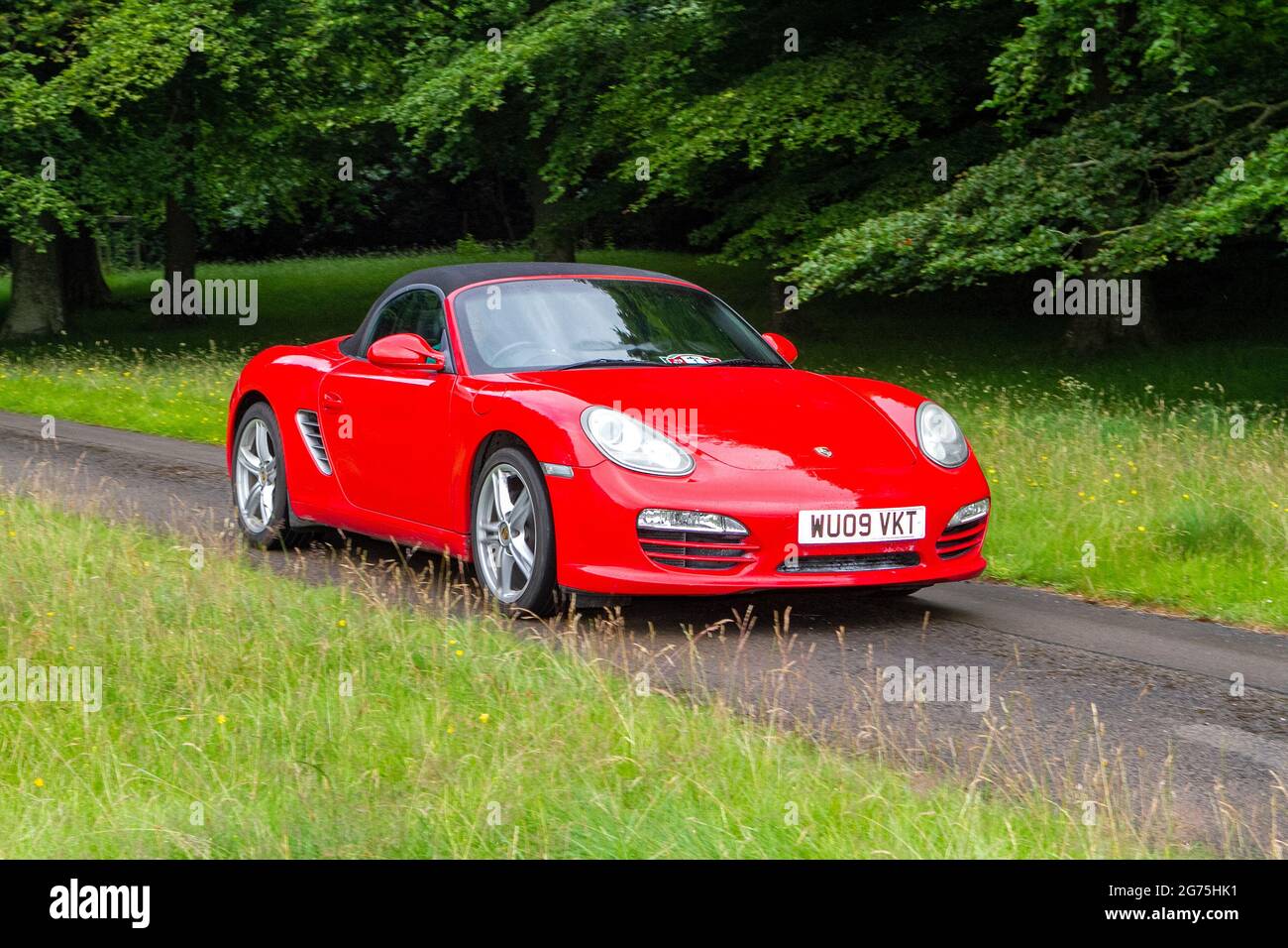 Una vista frontale del 2009 rosso Porsche 24V 6 velocità manuale 2893 cc benzina 2dr cabrio, intage auto classica retro libertà conducente auto automobili UK Foto Stock