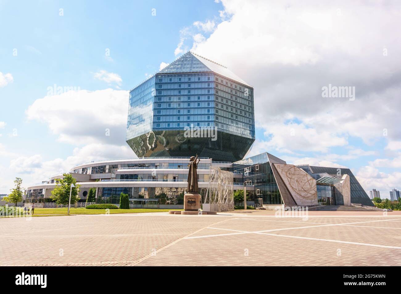 MINSK, BIELORUSSIA - 26 GIUGNO 2021: La costruzione della Biblioteca Nazionale a Minsk, Bielorussia. Enorme design in vetro diamantato, giorno d'estate Foto Stock
