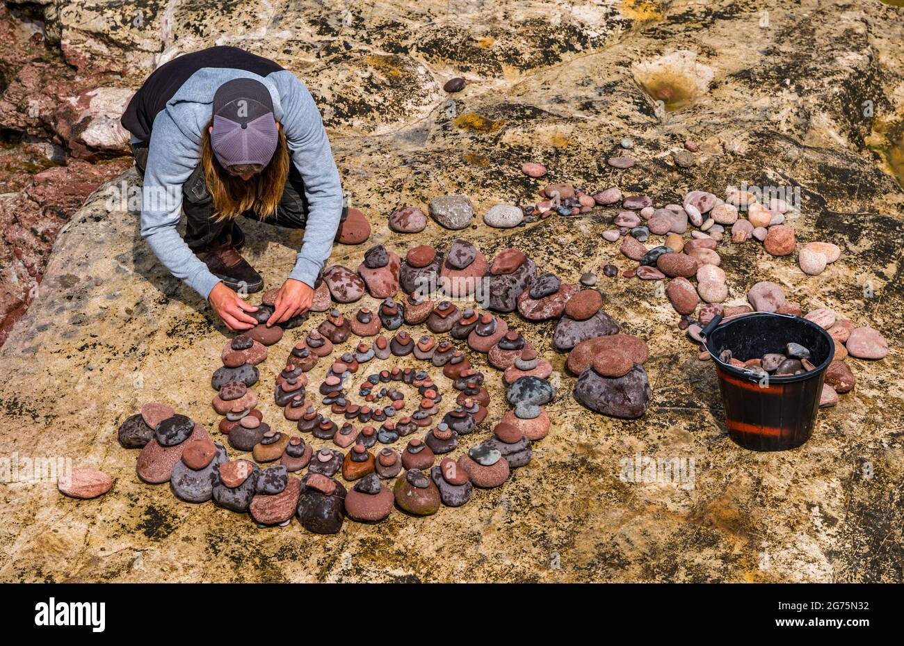 Dunbar, East Lothian, Scozia, Regno Unito, 11 luglio 2021. European Stone Stacking Championship: La seconda e ultima giornata vede gli artisti di terra gareggiare in una sfida artistica in cui hanno 4 ore per creare una scultura rock. Nella foto: Jon Foreman Foto Stock