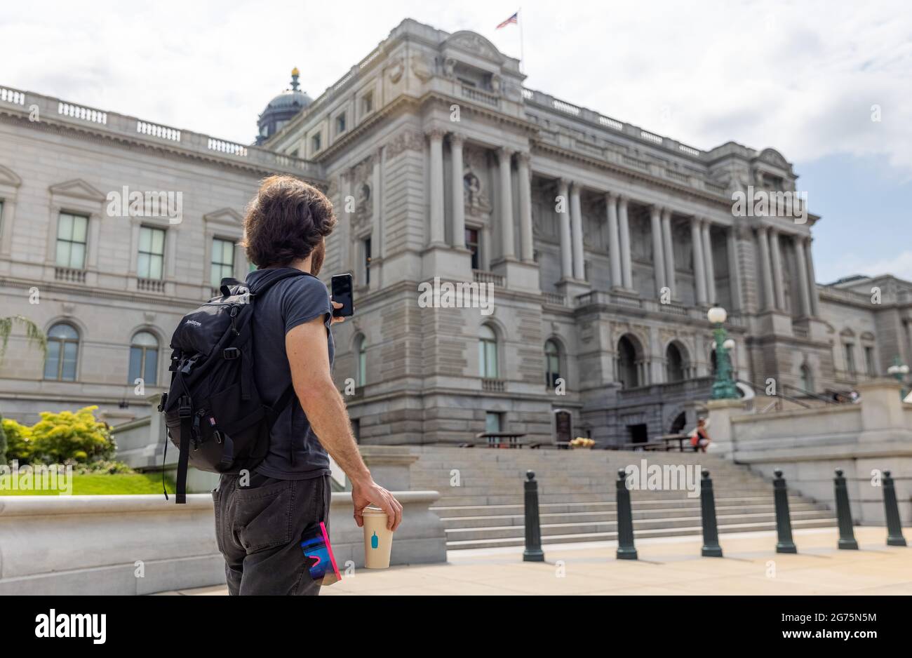 Hipster Tourist prendere iPhone Foto di fronte alla Biblioteca del Congresso a Washington DC Foto Stock