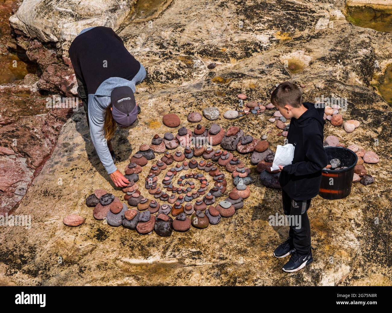 Dunbar, East Lothian, Scozia, Regno Unito, 11 luglio 2021. European Stone Stacking Championship: La seconda e ultima giornata vede gli artisti di terra gareggiare in una sfida artistica in cui hanno 4 ore per creare una scultura rock. Nella foto: Jon Foreman Foto Stock