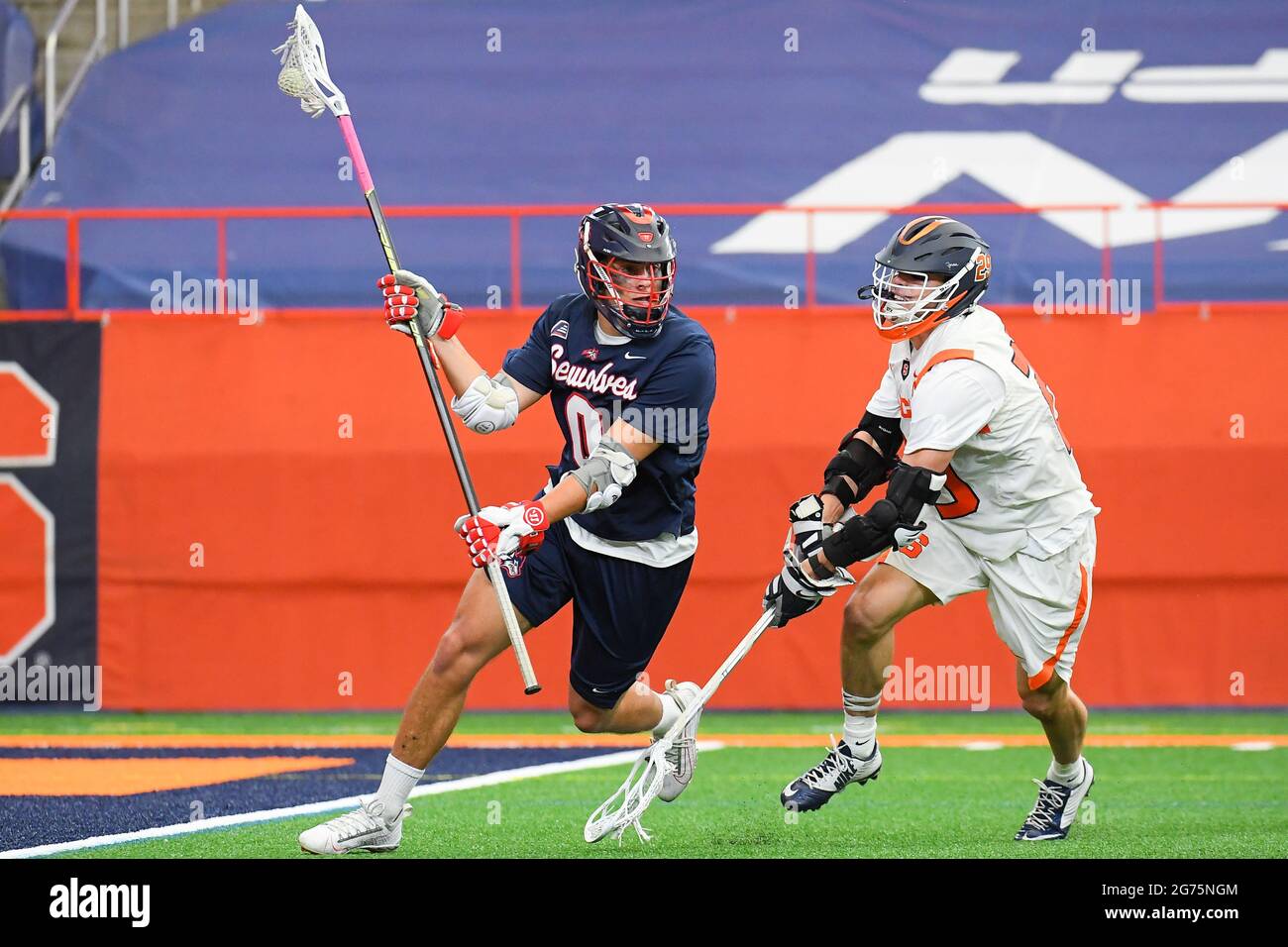 12 marzo 2021: Christian Lowd (0) corre con la palla mentre Stephen Rehfuss (29) difende durante la prima metà di una partita di lacrosse NCAA Mens venerdì 12 marzo 2021 al Carrier Dome di Syracuse, New York. Syracuse ha vinto 17-9. Rich Barnes/CSM Foto Stock
