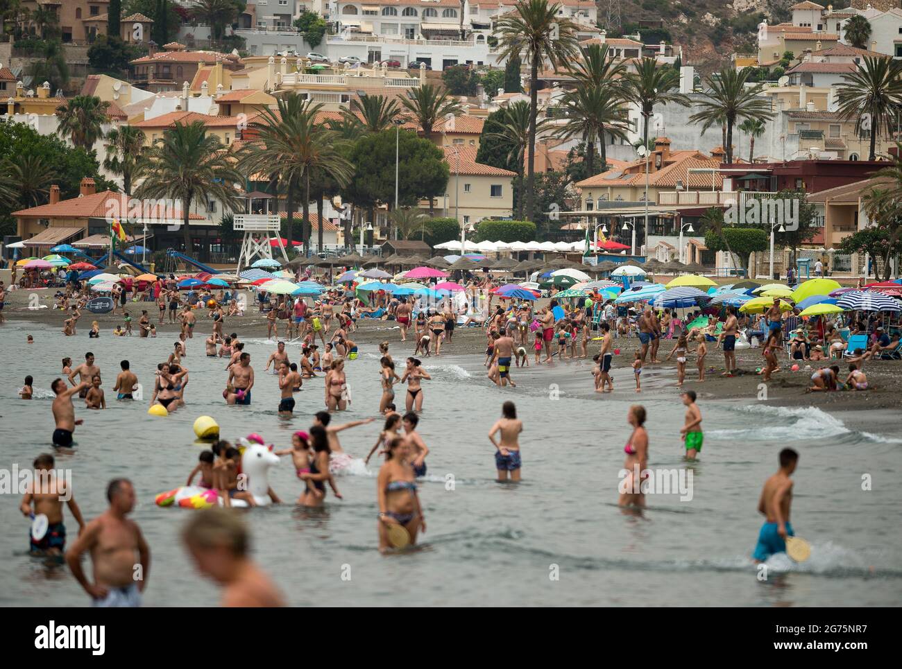 Malaga, Spagna. 11 Luglio 2021. La gente si raffredda sulla spiaggia  durante una calda giornata estiva a Rincon de la Victoria.Spain vivere la  sua prima ondata di calore con temperature elevate vicino