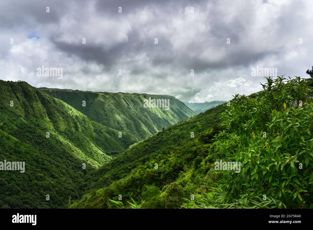 Una vista panoramica di un paesaggio collinare con una splendida nuvola Foto Stock