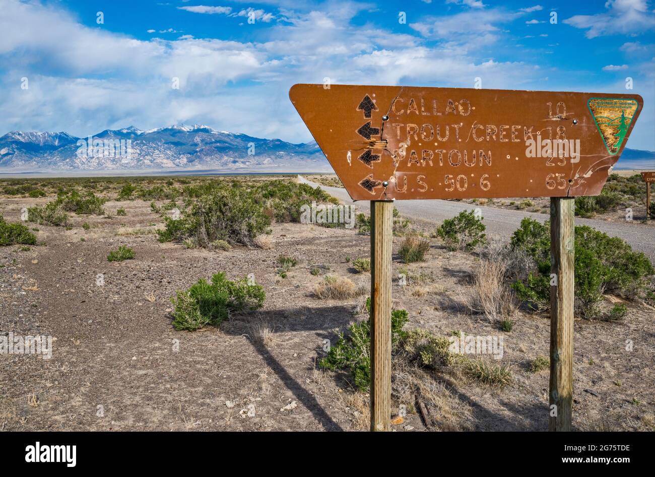 Indicazioni stradali per Pony Express Trail, a Granite Ranch Road, Deep Creek Range in lontananza, attraversando Great Salt Lake Desert, Great Basin, Utah, USA Foto Stock