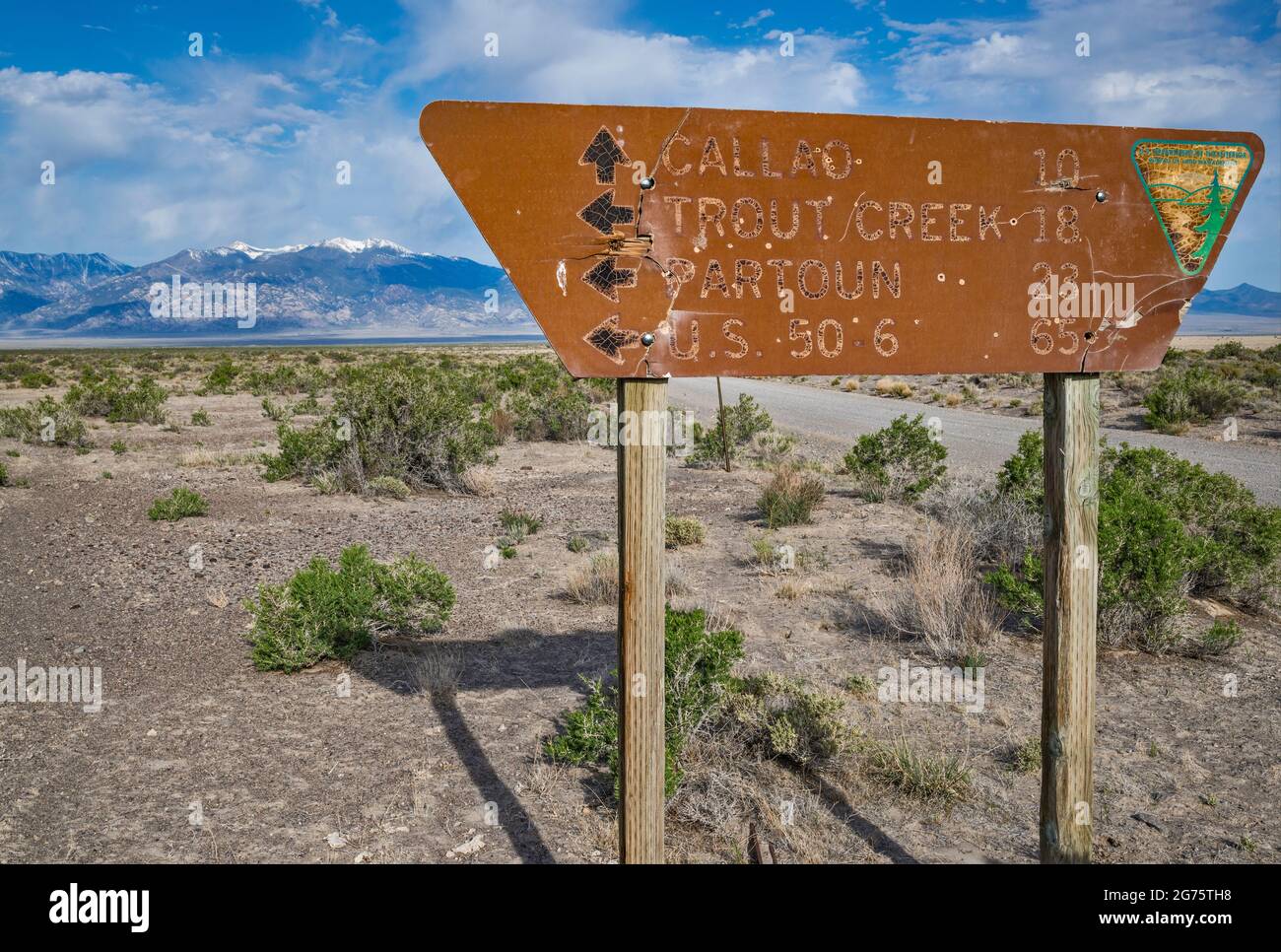 Indicazioni stradali per Pony Express Trail, a Granite Ranch Road, Deep Creek Range in lontananza, attraversando Great Salt Lake Desert, Great Basin, Utah, USA Foto Stock