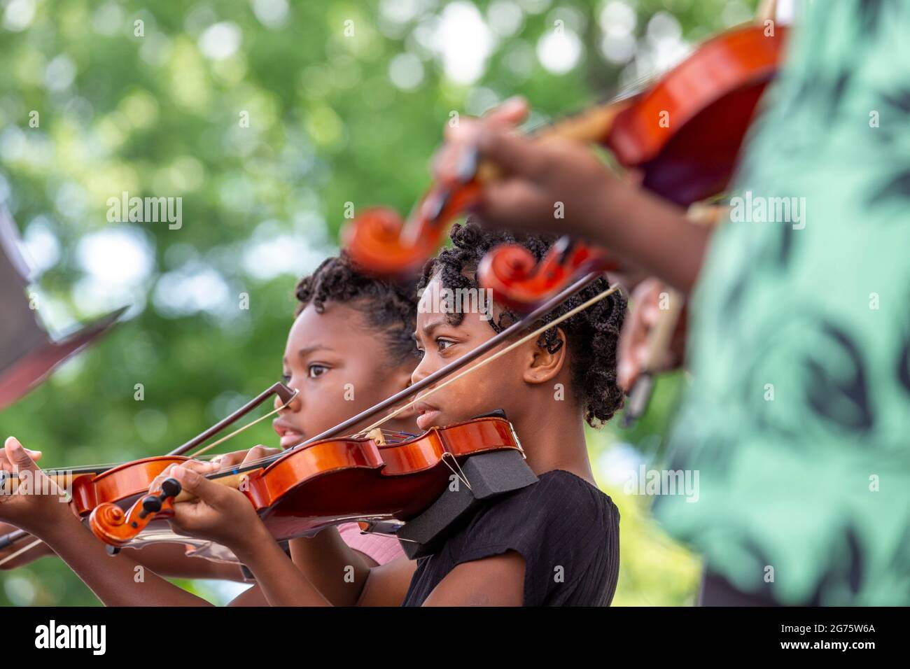 Detroit, Michigan - gli studenti della scuola elementare Duke Ellington, parte del sistema della scuola pubblica di Detroit, suonano violino in una comunità artistica e musicale Foto Stock