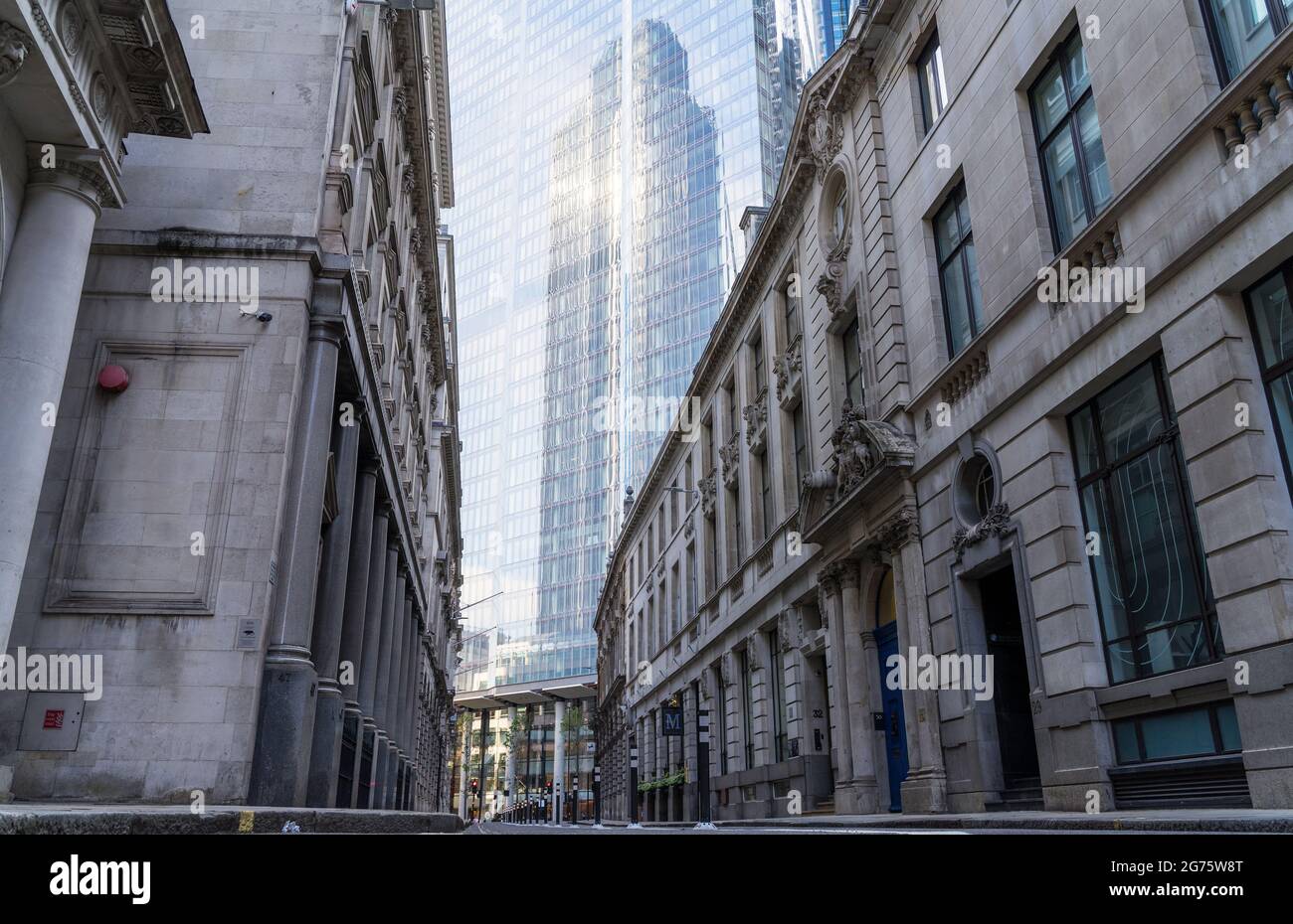 Guardando verso la Torre Bishopsgate 22 con il riflesso della Torre 42 in una mattinata soleggiata. Londra Foto Stock