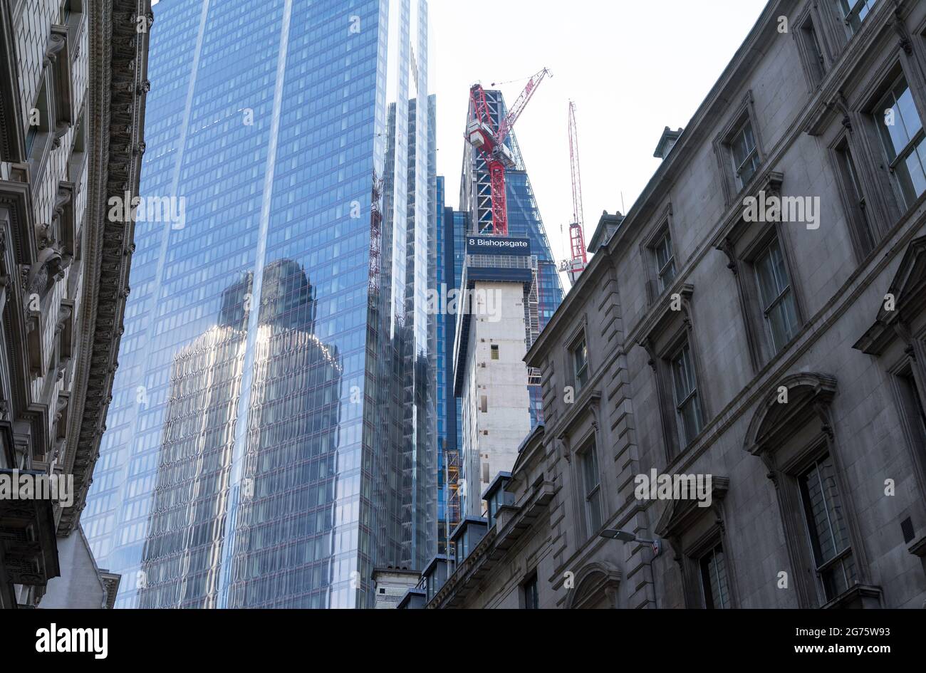 2 Vishopsgate Tower con il riflesso della Torre 42 e lavori di costruzione sul grattacielo di 8 Vishopsgate. Londra Foto Stock