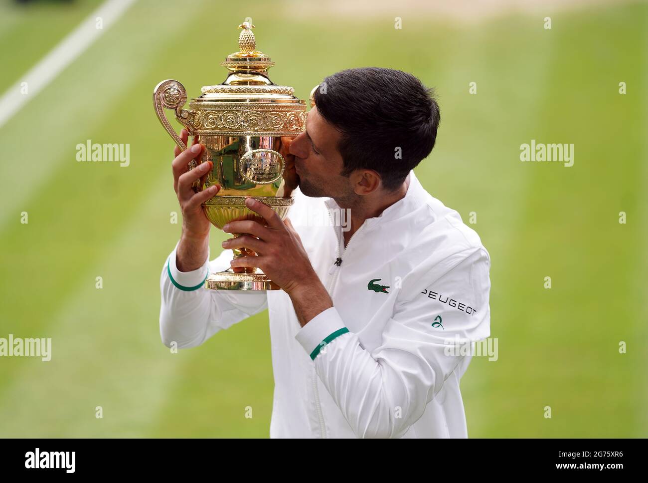 Novak Djokovic con il trofeo dopo aver vinto la finale di Gentlemen's Singles contro Matteo Berrettini il tredici° giorno di Wimbledon all'All England Lawn Tennis and Croquet Club di Wimbledon. Data immagine: Domenica 11 luglio 2021. Foto Stock