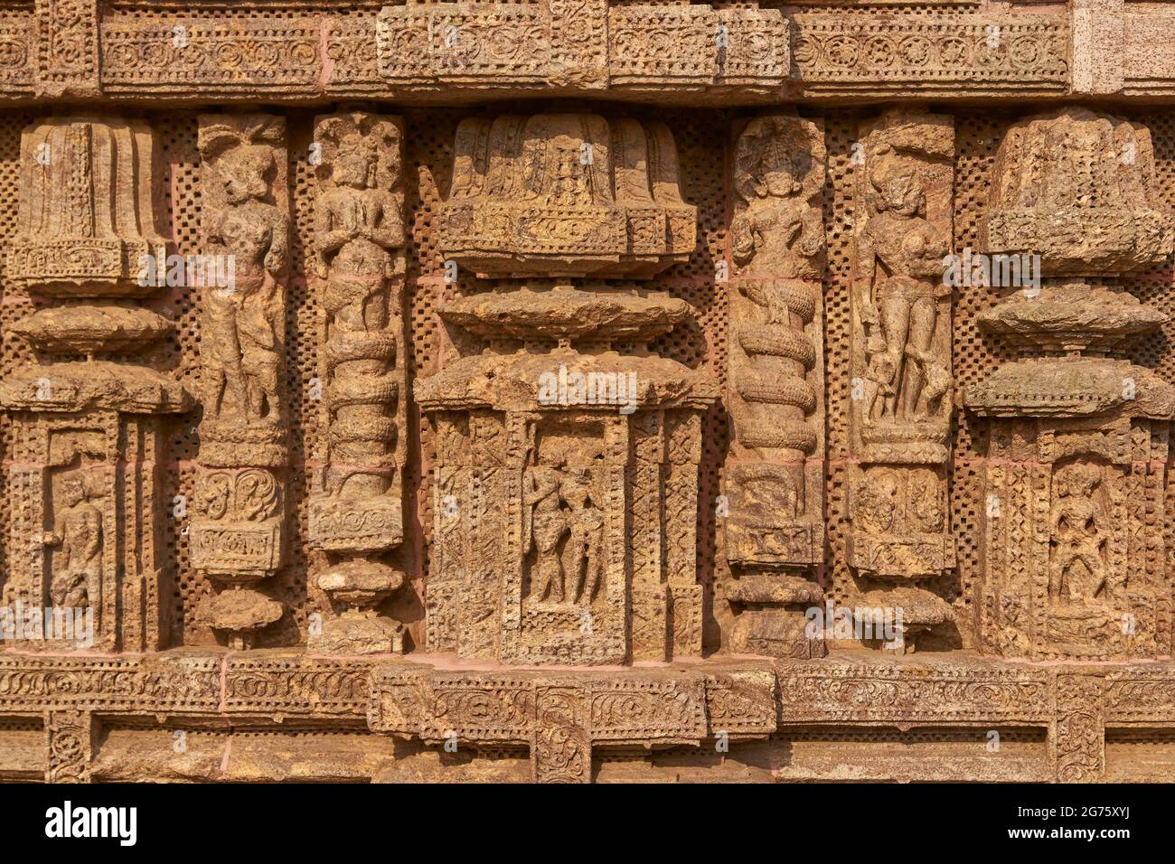 Dettaglio di sculture religiose che decorano l'antico tempio indù Surya a Konark, Odisha, India. XIII secolo d.C. Foto Stock