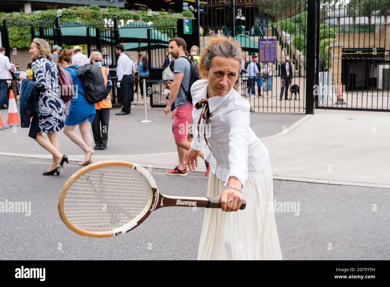 Londra, Regno Unito. 11 luglio 2021. Estinzione ribellione e Fossil Free London protestano fuori dal campo da tennis di Wimbledon per fermare HSBC investire in combustibili fossili Foto Stock