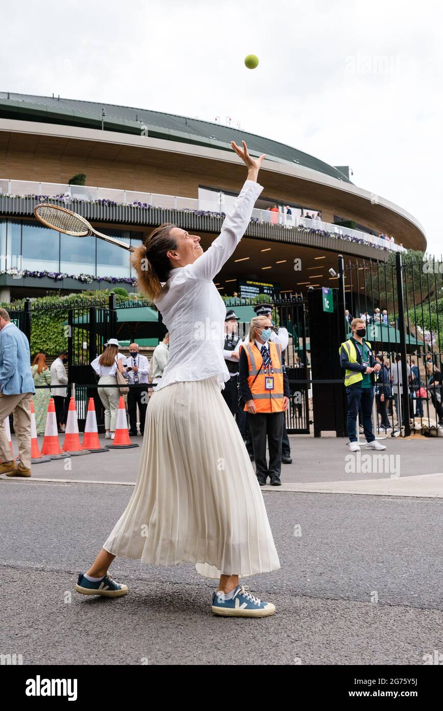Londra, Regno Unito. 11 luglio 2021. Estinzione ribellione e Fossil Free London protestano fuori dal campo da tennis di Wimbledon per fermare HSBC investire in combustibili fossili Foto Stock