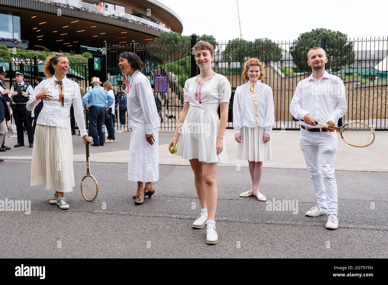 Londra, Regno Unito. 11 luglio 2021. Estinzione ribellione e Fossil Free London protestano fuori dal campo da tennis di Wimbledon per fermare HSBC investire in combustibili fossili Foto Stock
