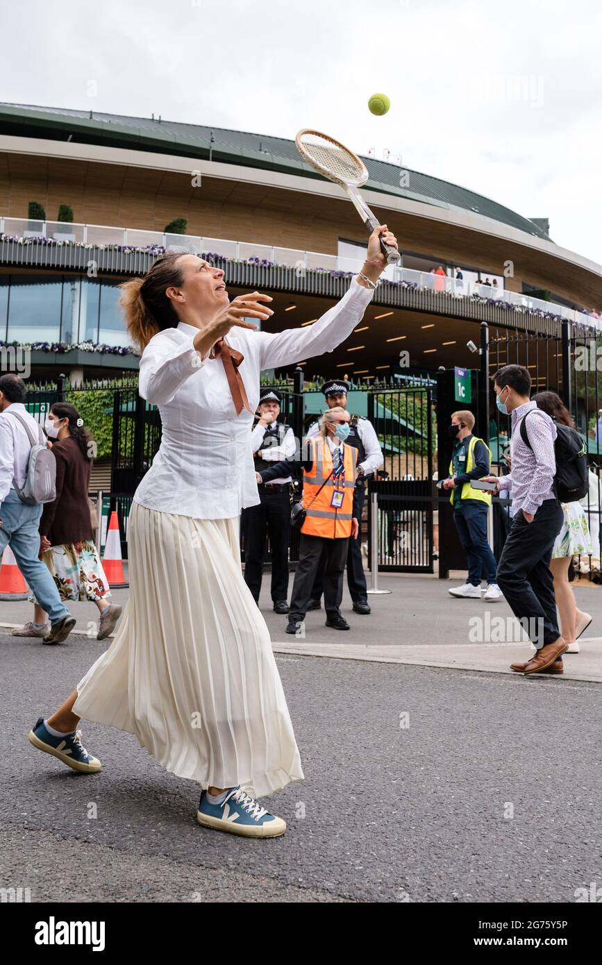 Londra, Regno Unito. 11 luglio 2021. Estinzione ribellione e Fossil Free London protestano fuori dal campo da tennis di Wimbledon per fermare HSBC investire in combustibili fossili Foto Stock