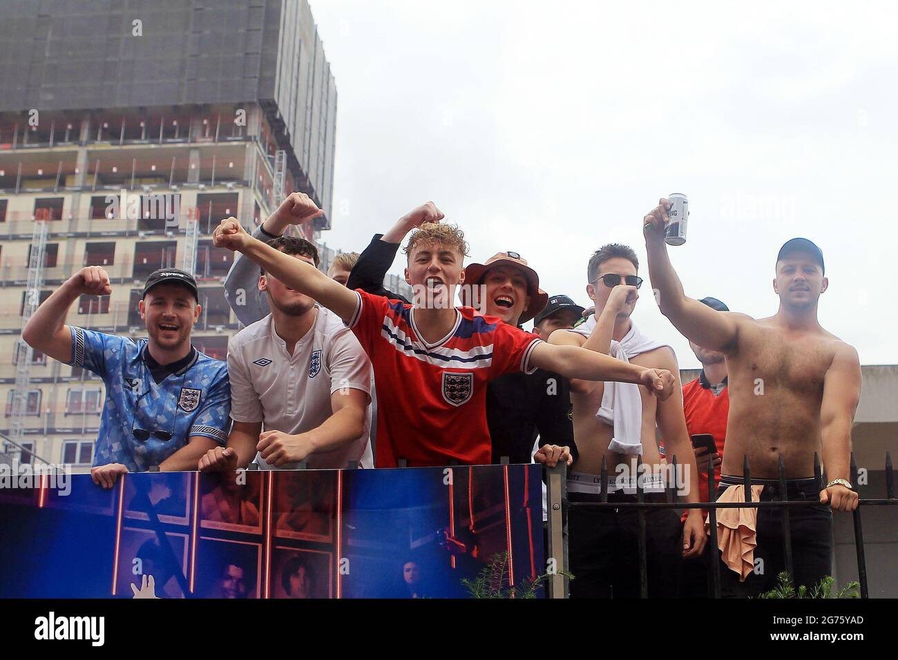 Londra, Regno Unito. 11 Luglio 2021. I fan dell'Inghilterra si vedono acclamare fuori dal campo prima di iniziare. Scene in vista della finale del torneo UEFA Euro 2020, Inghilterra contro Italia a Londra domenica 11 luglio 2021. pic di Steffan Bowen/Andrew Orchard sports photography/Alamy Live news Credit: Andrew Orchard sports photography/Alamy Live News Foto Stock