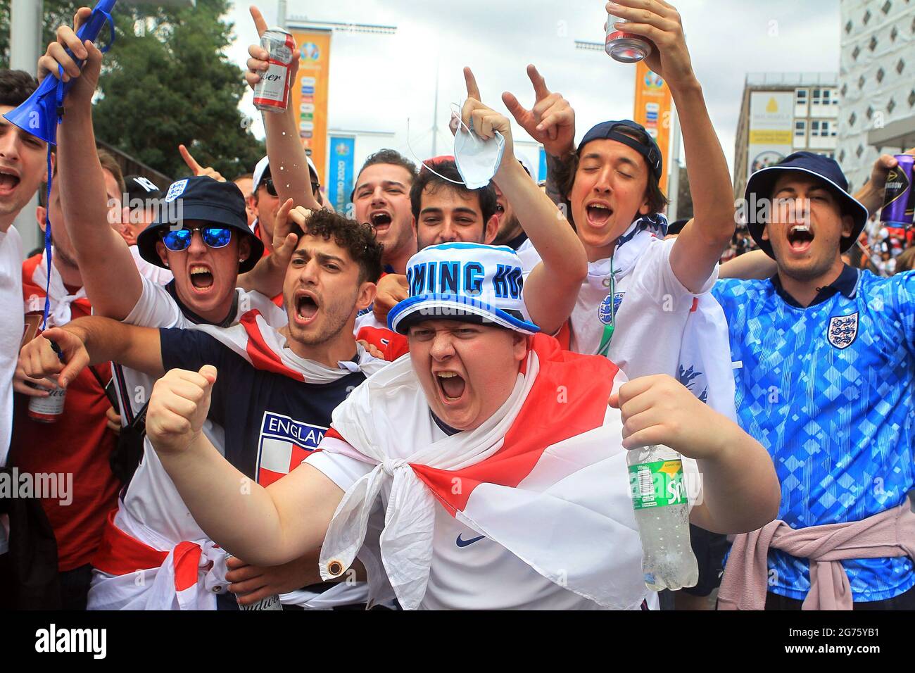 Londra, Regno Unito. 11 Luglio 2021. I tifosi inglesi cantano il supporto per la squadra prima del calcio d'inizio. Scene in vista della finale del torneo UEFA Euro 2020, Inghilterra contro Italia a Londra domenica 11 luglio 2021. pic di Steffan Bowen/Andrew Orchard sports photography/Alamy Live news Credit: Andrew Orchard sports photography/Alamy Live News Foto Stock