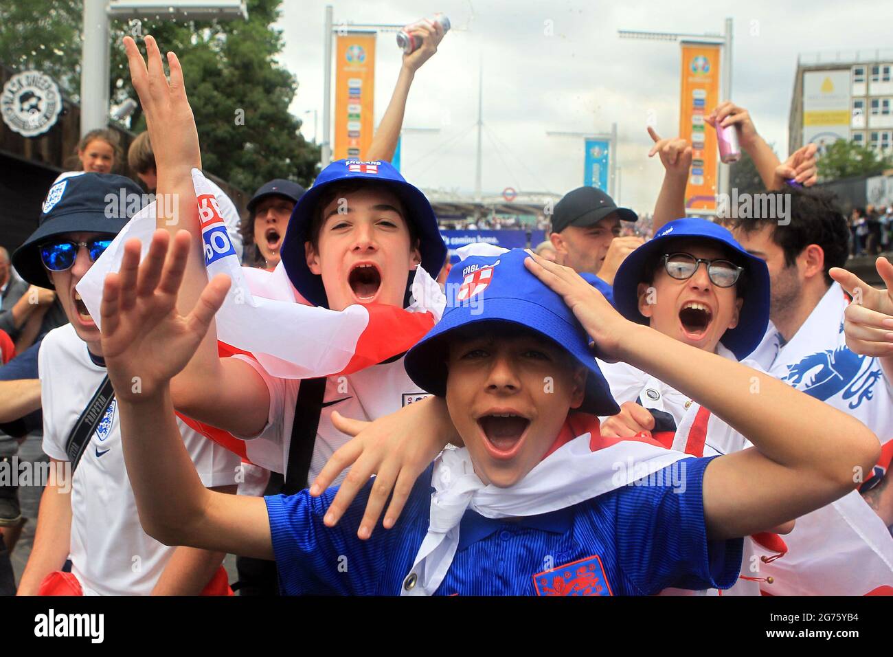 Londra, Regno Unito. 11 Luglio 2021. I tifosi inglesi cantano il supporto per la squadra prima del calcio d'inizio. Scene in vista della finale del torneo UEFA Euro 2020, Inghilterra contro Italia a Londra domenica 11 luglio 2021. pic di Steffan Bowen/Andrew Orchard sports photography/Alamy Live news Credit: Andrew Orchard sports photography/Alamy Live News Foto Stock