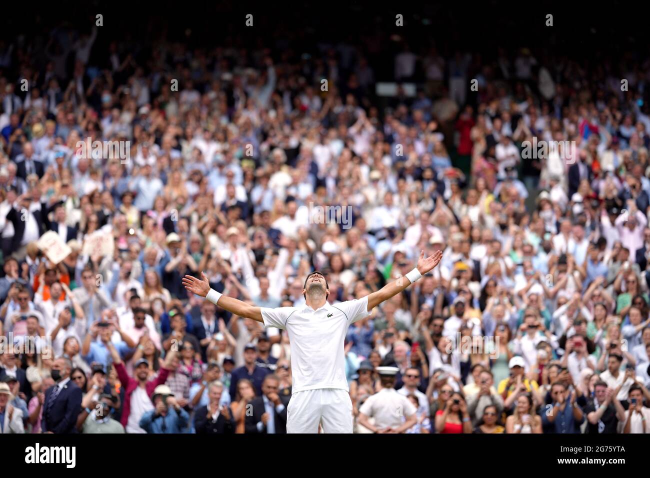 Novak Djokovic festeggia la vittoria della finale di Gentlemen's Singles contro Matteo Berrettini il tredici° giorno di Wimbledon all'All England Lawn Tennis and Croquet Club di Wimbledon. Data immagine: Domenica 11 luglio 2021. Foto Stock