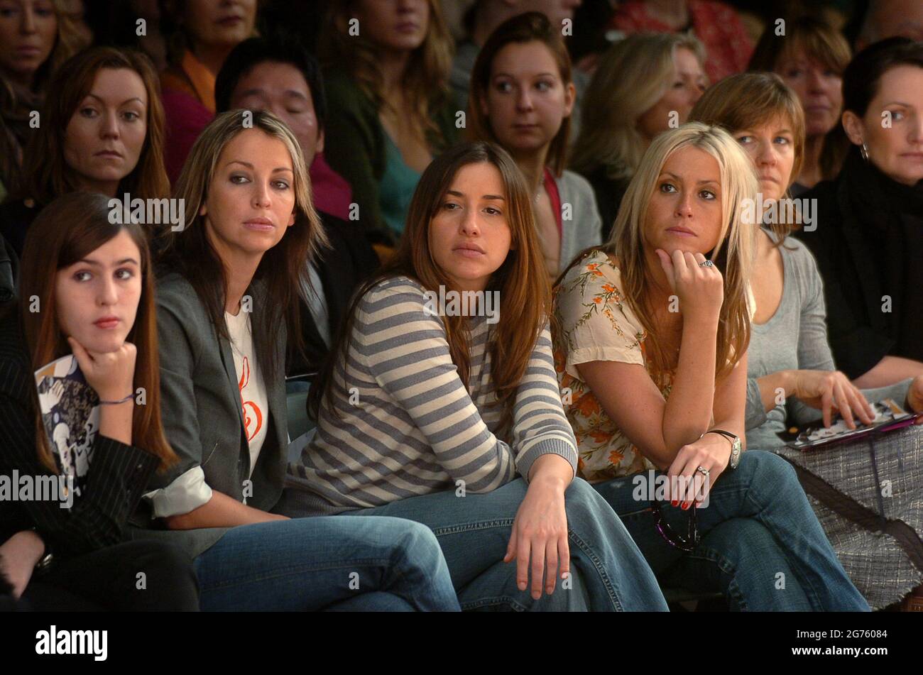 All Saints Natalie Appleton, Melanie Blatt e Nicole Appleton guardano lo spettacolo primaverile di Betty Jackson alla London Fashion Week che si tiene al Natural History Museum di Londra. 2006 Foto Stock