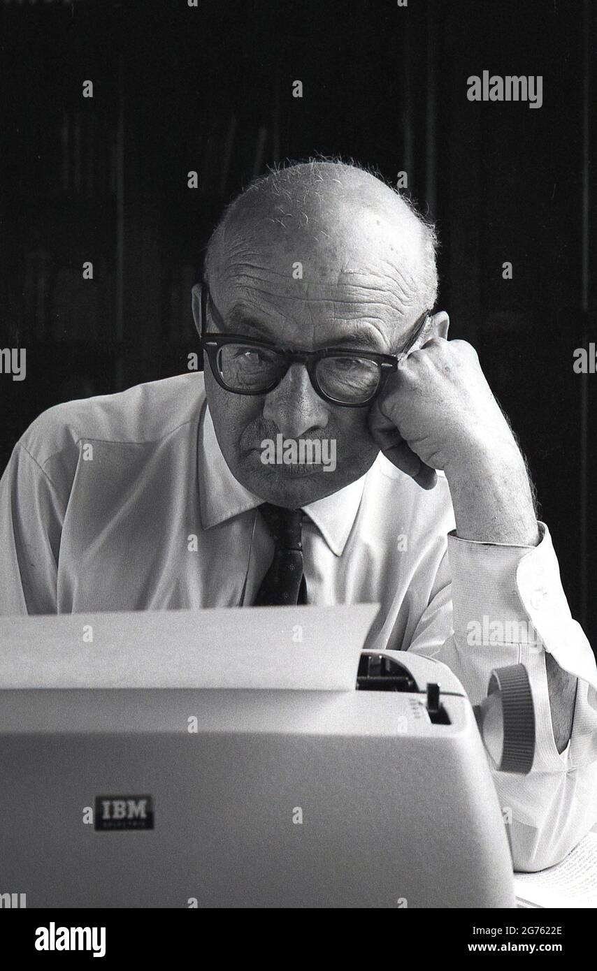 1964, storico professore universitario, Dr. Paul Weiss, presso la sua macchina da scrivere, California, Stati Uniti. Filosofo americano, fu il fondatore della Review of Metafisica, una rivista pubblicata per la prima volta nel 1947 e il fondatore nel 1950, della Metafisica Society of America. Nato nel 1901 a New York in una famiglia ebraica, visse fino all'età di 101 anni. Foto Stock