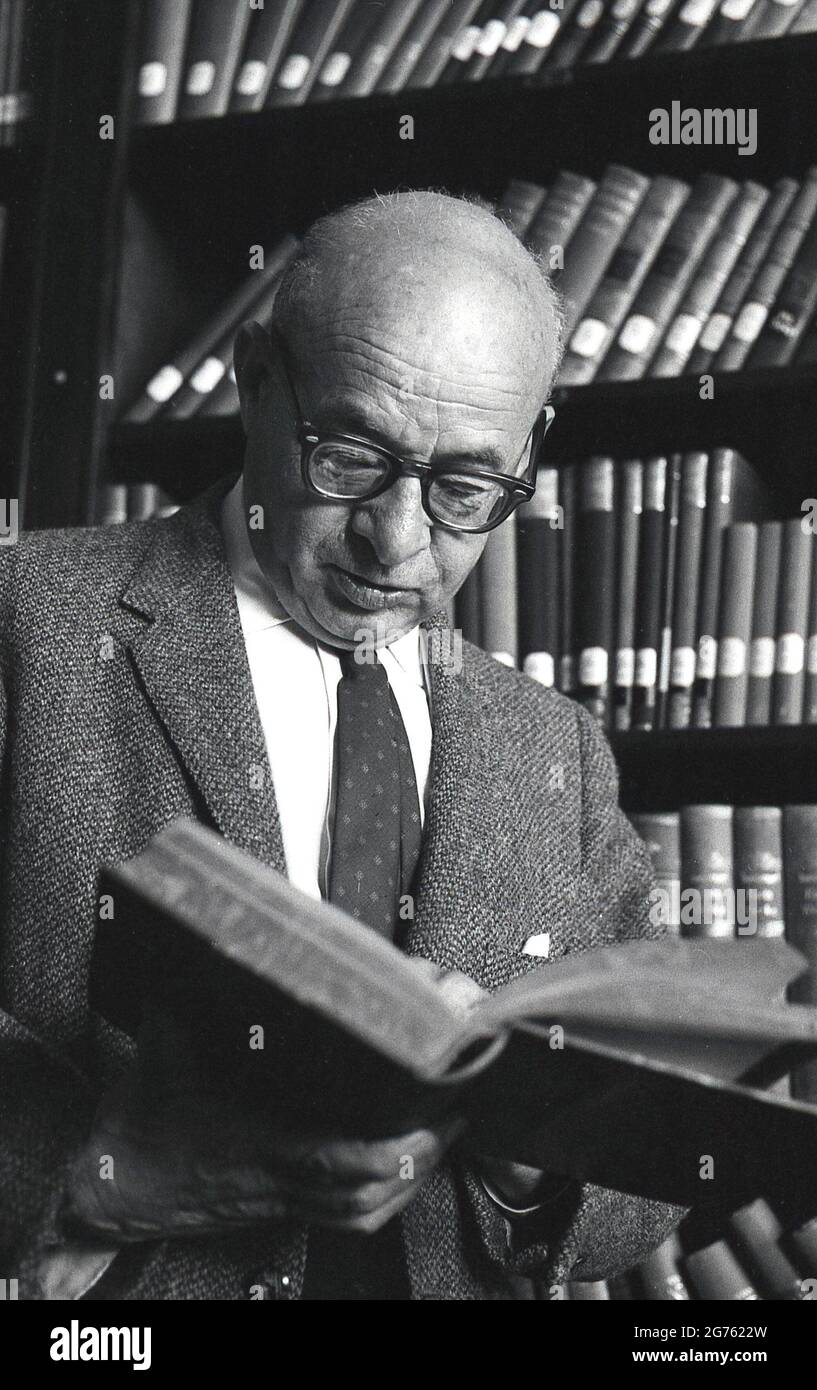 1964, storico professore universitario, Dr Paul Weiss guardando un libro di testo in una biblioteca di riferimento. Filosofo americano, è stato il fondatore della rivista Review of Metafisica pubblicata per la prima volta nel 1947, nonché il fondatore della Società metafisica d'America nel 1950. Nato nel 1901 a New York in una famiglia ebraica operaia, visse fino all'età di 101 anni. Foto Stock