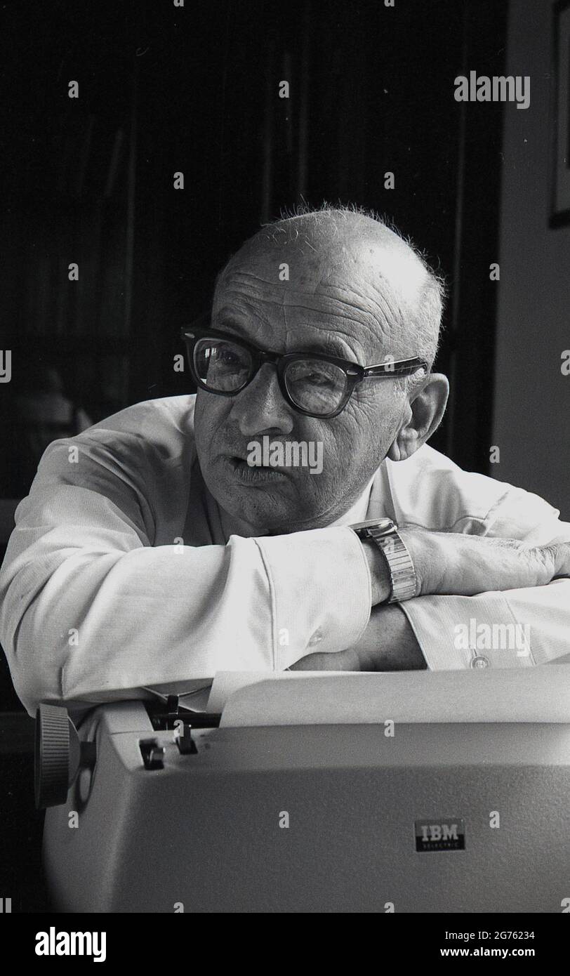 1964, storico, professore universitario, il Dott. Paul Weiss che pende sulla sua macchina da scrivere, California, Stati Uniti. Filosofo americano, fu il fondatore della Review of Metafisica, una rivista pubblicata per la prima volta nel 1947 e il fondatore nel 1950 della Metafisica Society of America. Nato nel 1901 a New York in una famiglia ebraica, visse fino all'età di 101 anni. Foto Stock