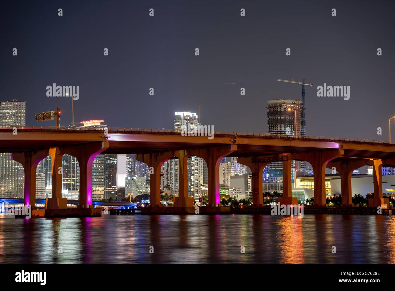 Ponte fotografico notturno che blocca la vista del centro di Miami, Florida Foto Stock