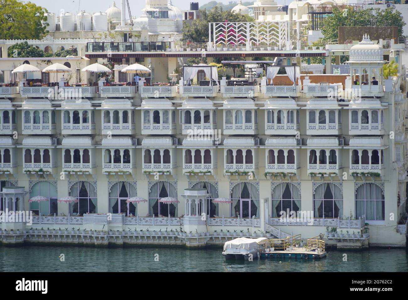 Edifici residenziali multi-famiglia vicino al lago. Forniscono ai residenti degli appartamenti un contatto diretto con la natura e l'acqua. Udaipur India Foto Stock
