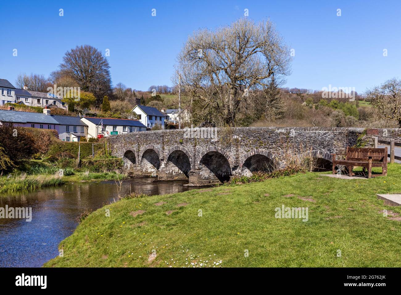 Il pittoresco ponte Withypool sul fiume Barle a Exmoor, Somerset. Foto Stock