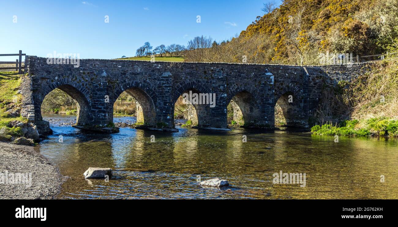 Il pittoresco ponte Landacre sul fiume Barle vicino a Withypool a Exmoor, Somerset, Inghilterra Foto Stock