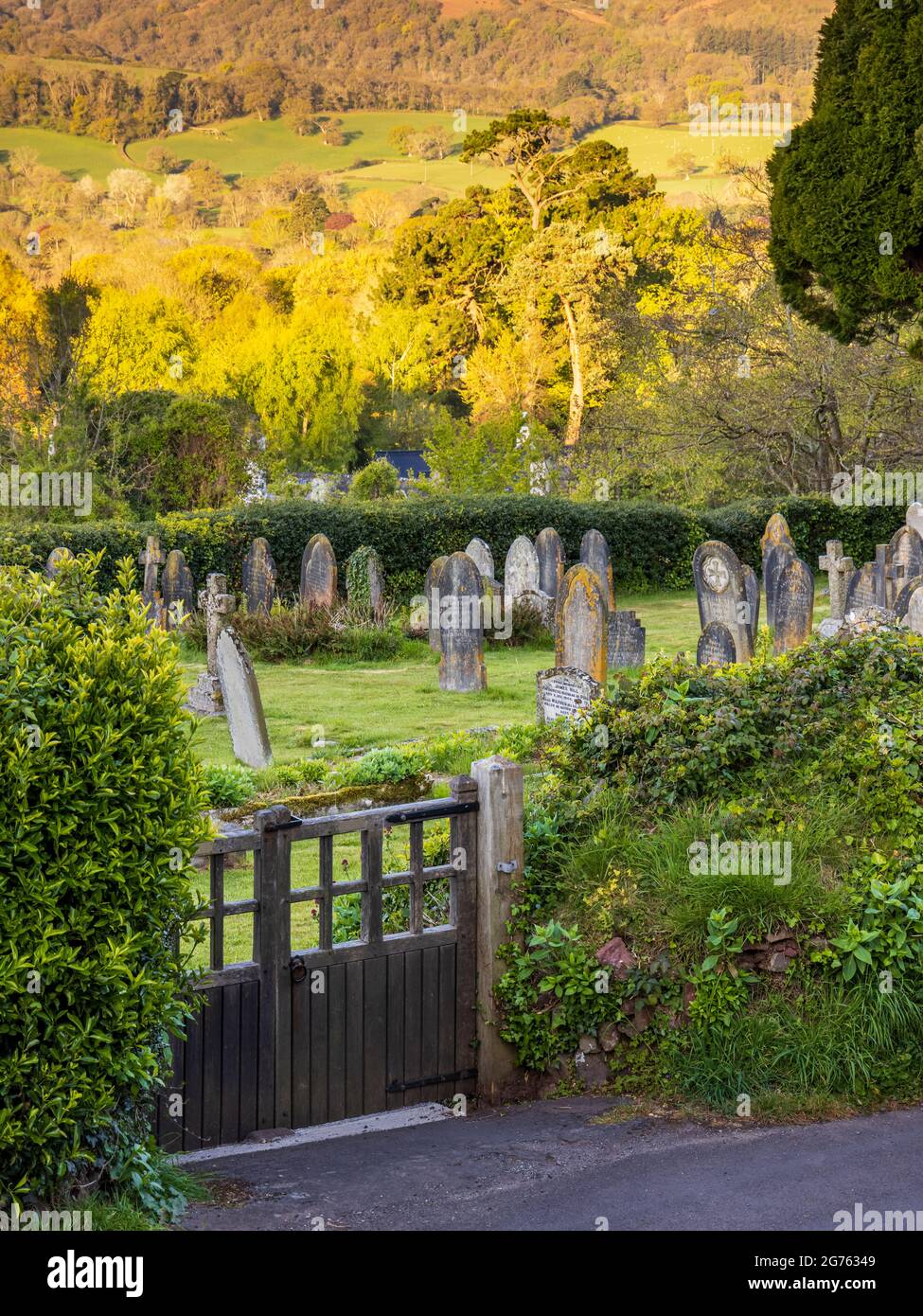 Cimitero Selworthy Church, affacciato sulla splendida campagna, Exmoor National Park, Somerset, Inghilterra. Foto Stock