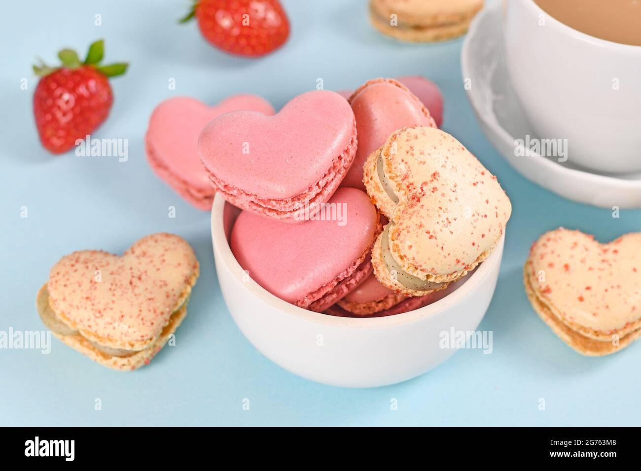 Ciotola con dolcetti di macaron francesi a forma di cuore Foto Stock