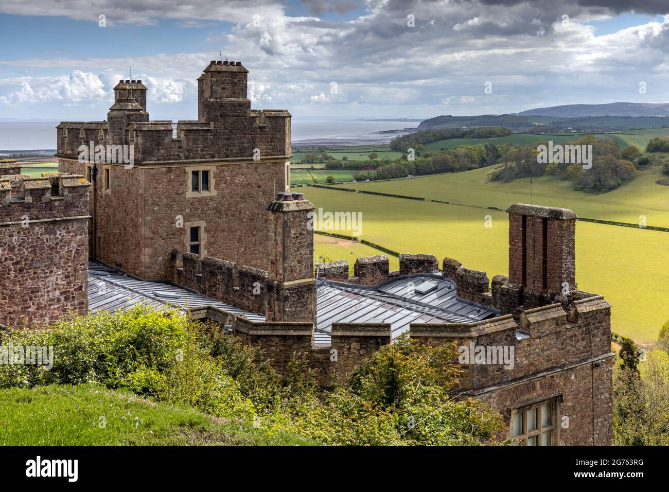 Lo storico castello di Dunster, ai margini del villaggio di Dunster, Exmoor National Park, Somerset, Inghilterra Foto Stock