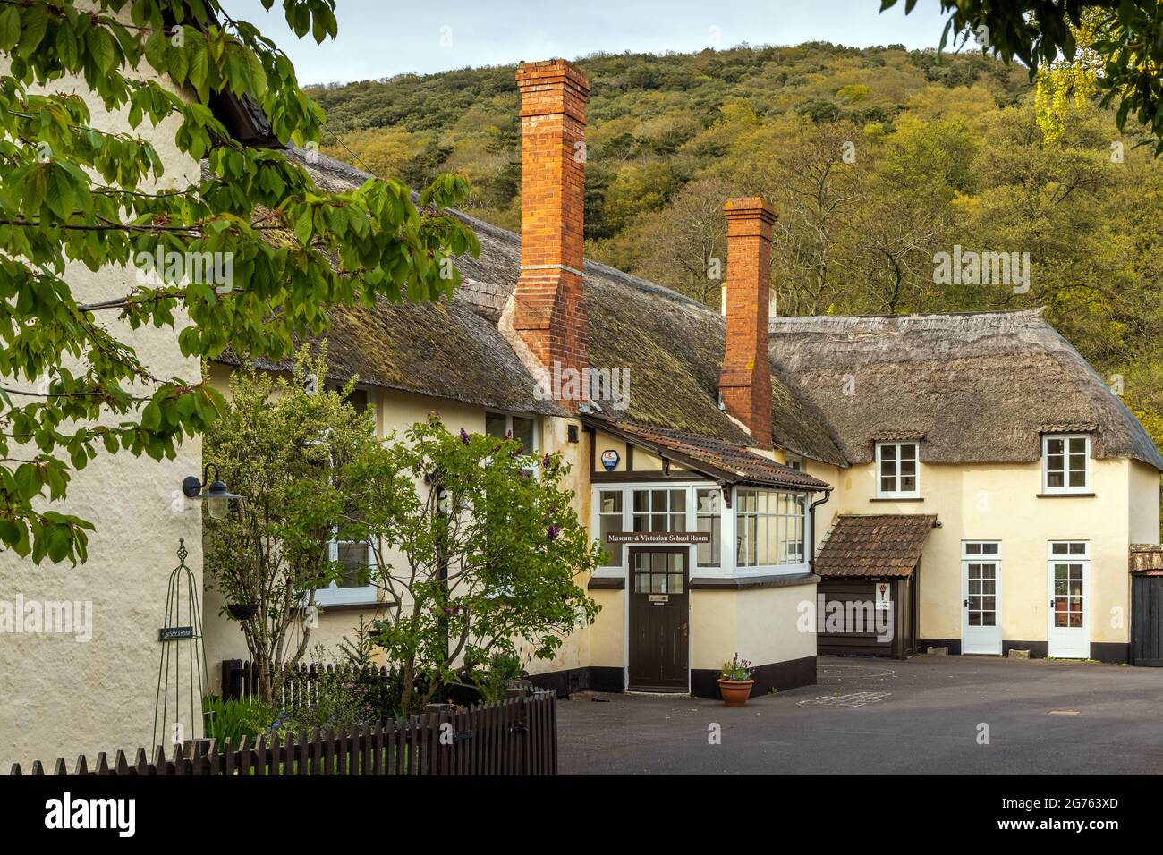 Un cottage di paglia nel villaggio di Allerford, Somerset, contenente il West Somerset Rural Life Museum, precedentemente utilizzato come scuola primaria locale. Foto Stock