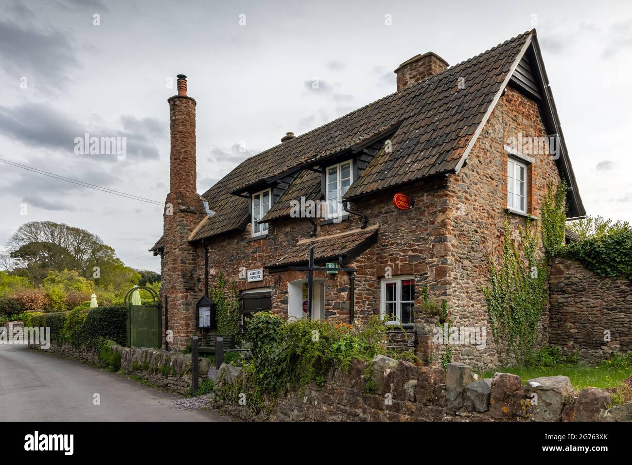 L'ufficio postale e la sala da tè nel villaggio Exmoor di Allerford, Somerset. Uno dei più piccoli negozi del Somerset. Foto Stock