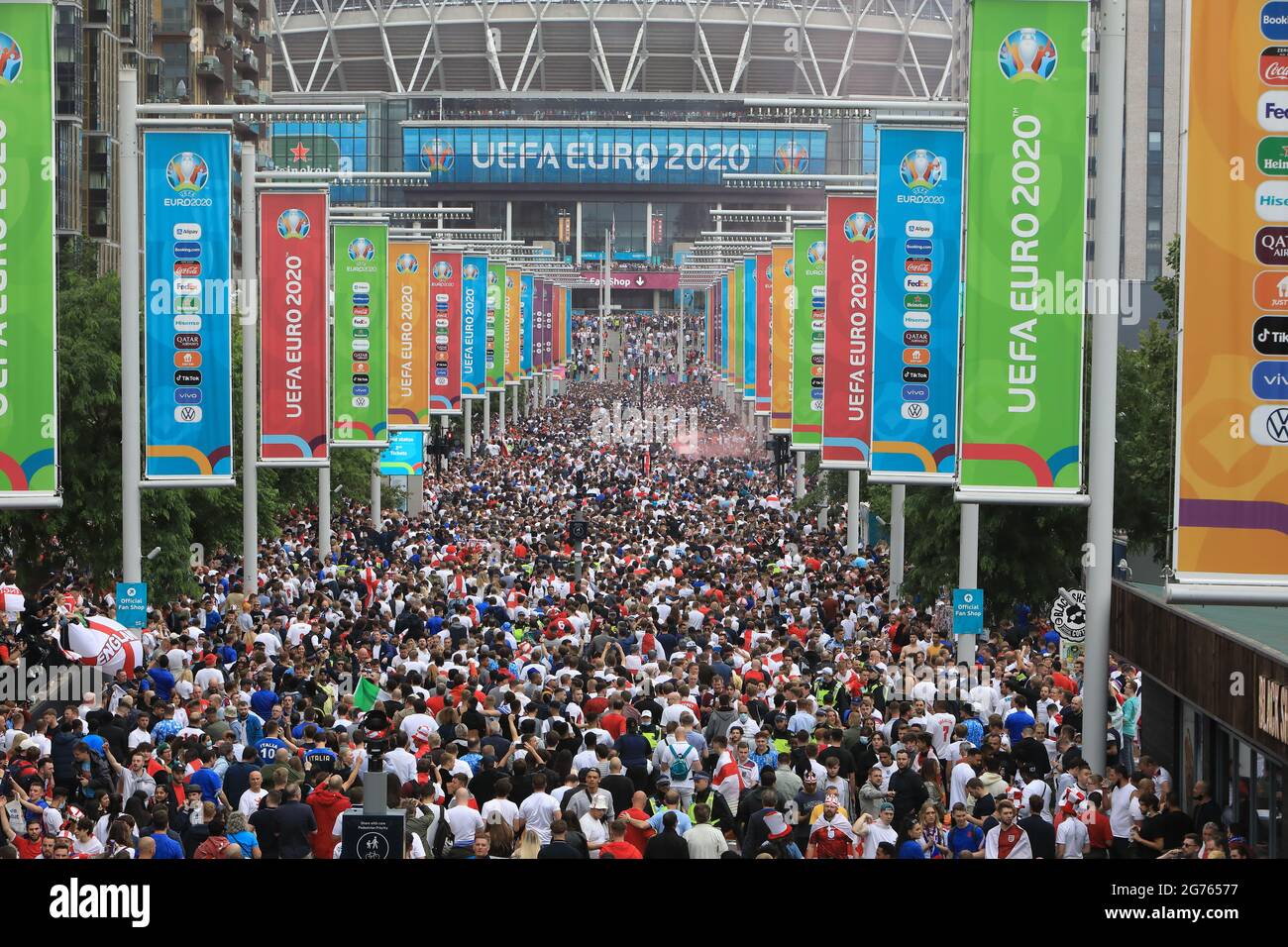 Londra, Regno Unito, 11 luglio 2021. I fan si dirigono verso lo stadio di Wembley per la tanto anticoncorribile finale UEFA Euro 2020 tra Inghilterra e Italia. Monica Wells/Alamy Live News Foto Stock