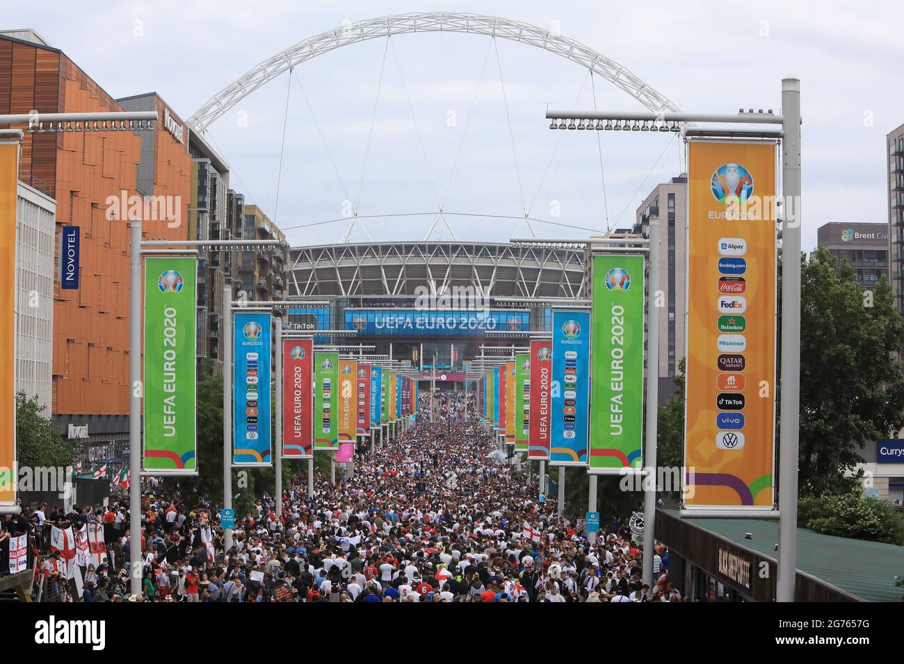 Londra, Regno Unito, 11 luglio 2021. I fan si dirigono verso lo stadio di Wembley per la tanto anticoncorribile finale UEFA Euro 2020 tra Inghilterra e Italia. Monica Wells/Alamy Live News Foto Stock
