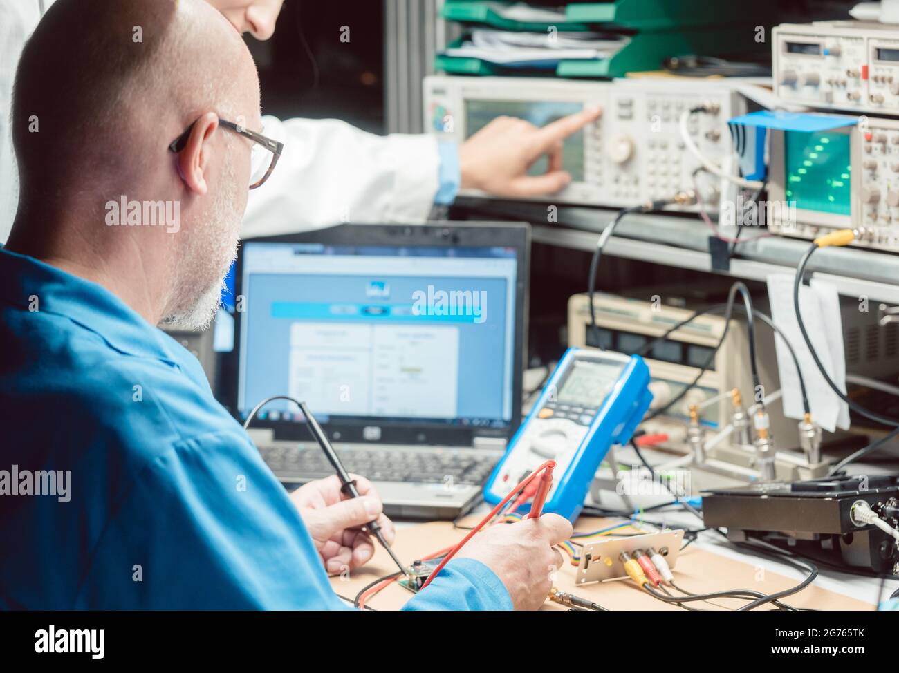 Ingegnere elettronico che progetta e sviluppa un prodotto hardware Foto Stock