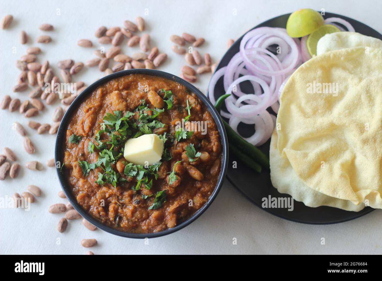 Fagioli rossi in un sugo denso e piccante di cipolle e pomodori. Comunemente conosciuto come rajma masala nelle parti settentrionali dell'India. Shot con insieme WIT Foto Stock