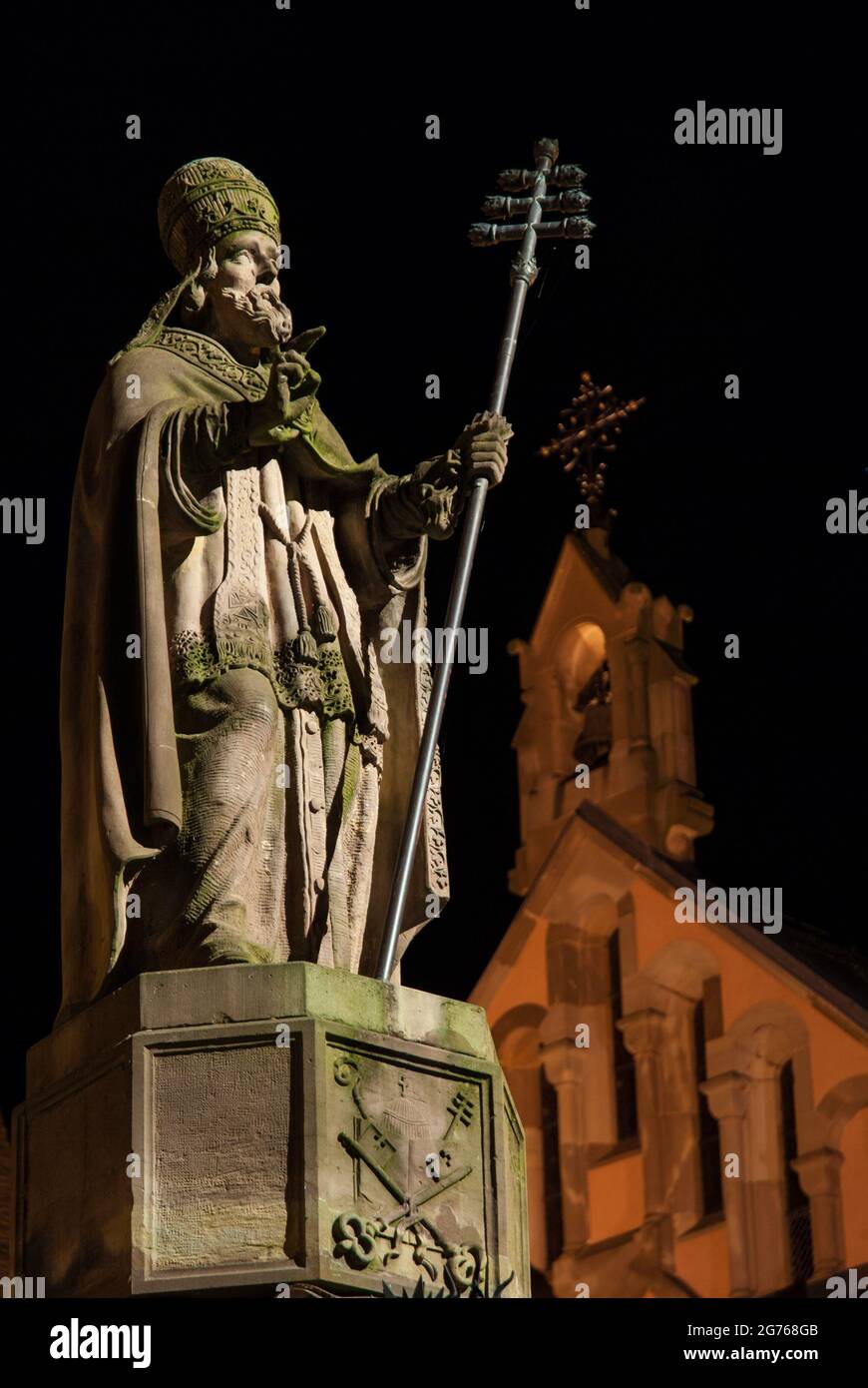 Eguisheim di notte: Statua di Papa Leone IX. (1002-1054) nella sua città natale, il villaggio viticoltori di Eguisheim nella regione Alsazia. Foto Stock