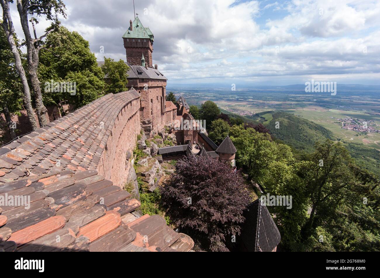 Una vista dalle mura del castello di Haut-Koenigsburg che si affaccia sulla valle del Reno superiore. Le rovine medievali furono ricostruite in forma idealizzata dal 1900 in poi su ordine dell'imperatore tedesco. Oggi è una grande attrazione turistica dell'Alsazia. Foto Stock