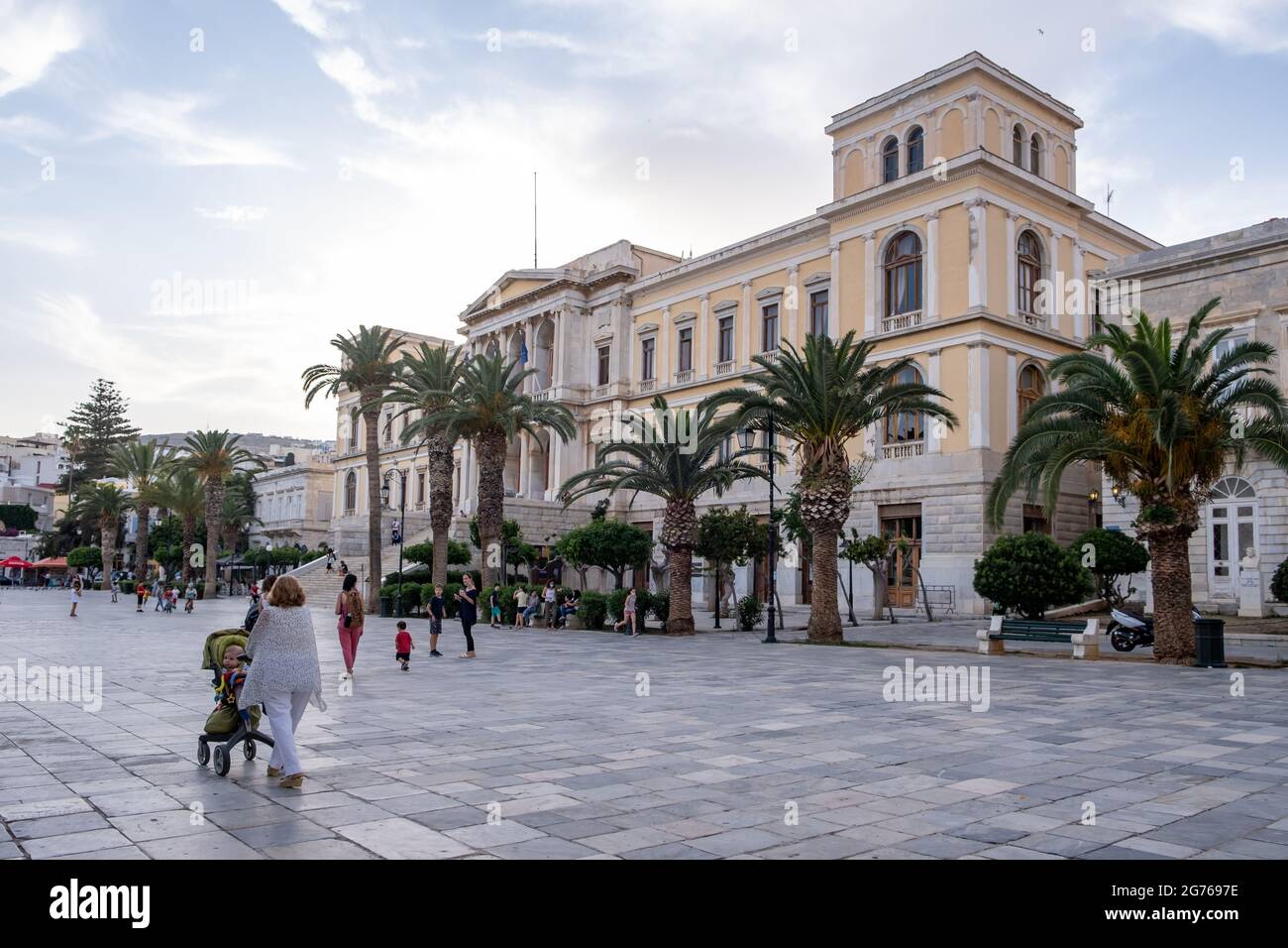 Isola di Syros, Cicladi, Grecia. 26 maggio 2021. Punto di riferimento, destinazione il municipio storico neoclassico in piazza Miaouli a Hermoupolis capitale di Foto Stock