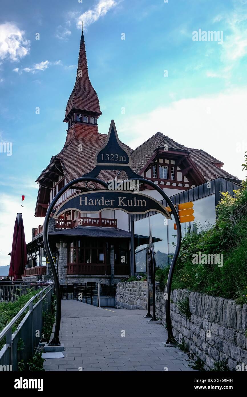 Paesaggio mozzafiato con rifugio in cima alla cima Harder Kulm - popolare attrazione turistica su Interlaken. Vista mozzafiato sul lago Thun e Swiss al Foto Stock