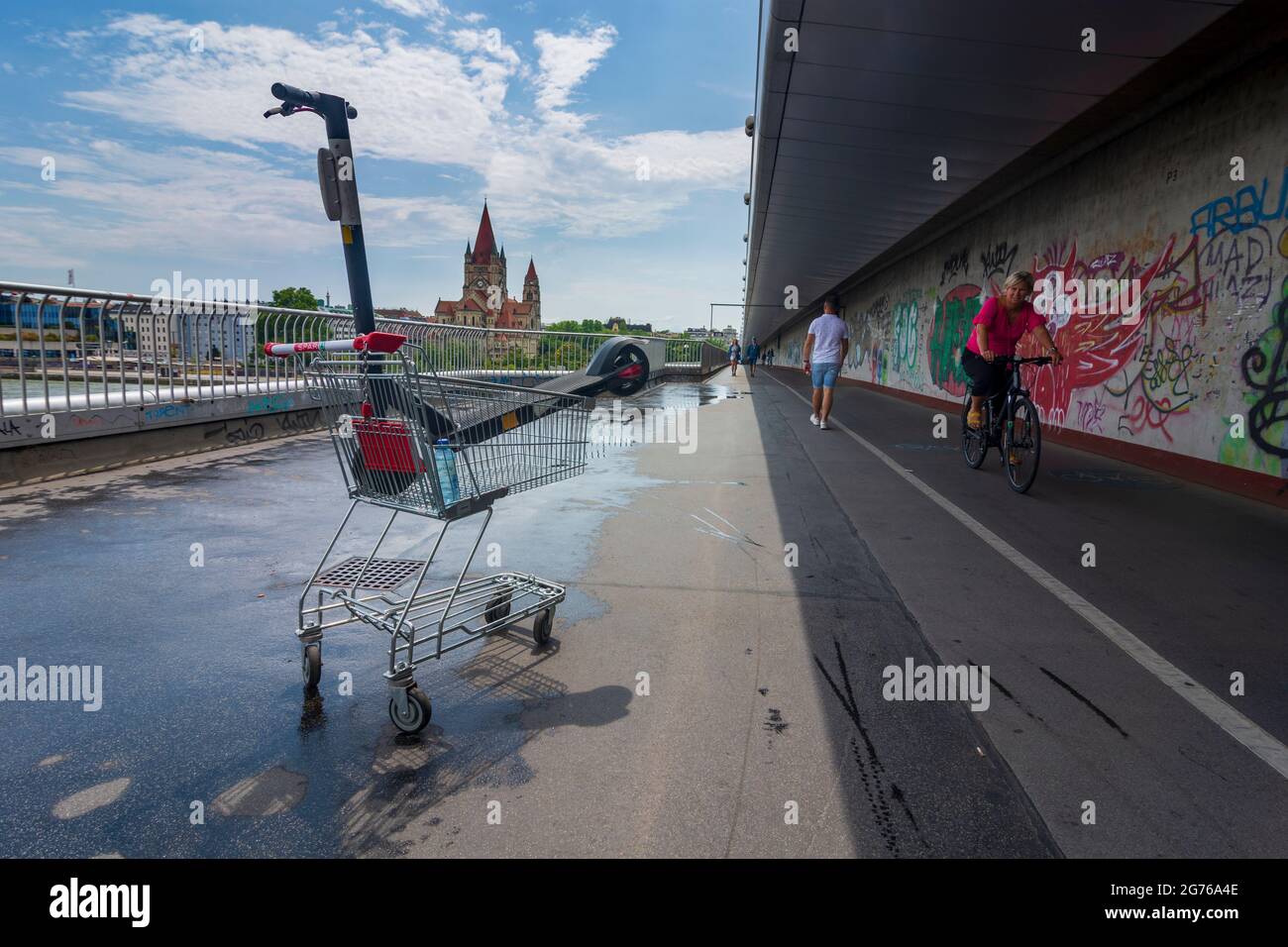 Wien, Vienna: Carrello e scooter abbandonati sul ponte Reichsbrücke nel 22. Donaustadt, Vienna, Austria Foto Stock