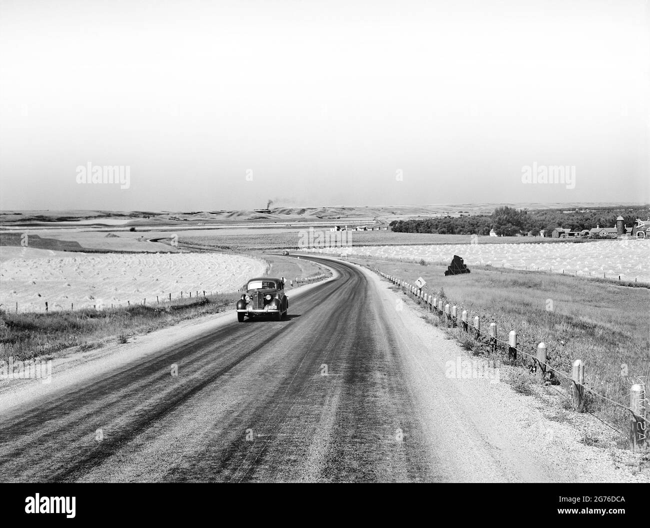 Autostrada e campi di grano vicino a Minot, North Dakota, USA, Marion Post Wolcott, US Office of War Information, agosto 1941 Foto Stock